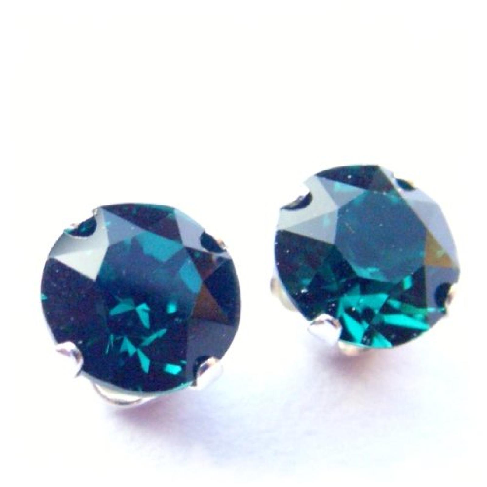 DAMEN-OHRRING. FUNKELNDEN EMERALD GREEN SWAROVSKI KRISTALLE. 925 SILBER OHRSTECKER. SCHMUCK-GESCHENK-BOX. DAMEN-OHRRING. FUNKELNDEN EMERALD GREEN SWAROVSKI KRISTALLE. 925 SILBER OHRSTECKER. SCHMUCK-GESCHENK-BOX.